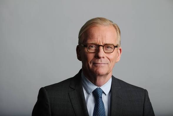Robert Fife portrait